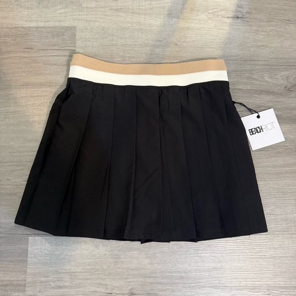 ❤️ Beach Riot Irina Skirt in Black and Sandshell Colorblock - Picture 7 of 11